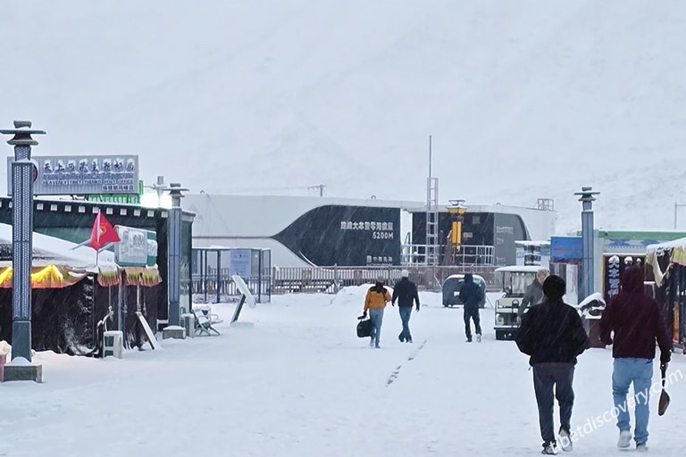 Sea-level Oxygen Chambers in Everest