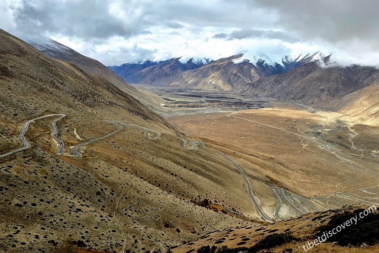 Wild Himalaya landscape along Mount Everest Eastern Road