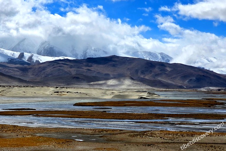 Wild Himalaya landscape along Mount Everest Eastern Road