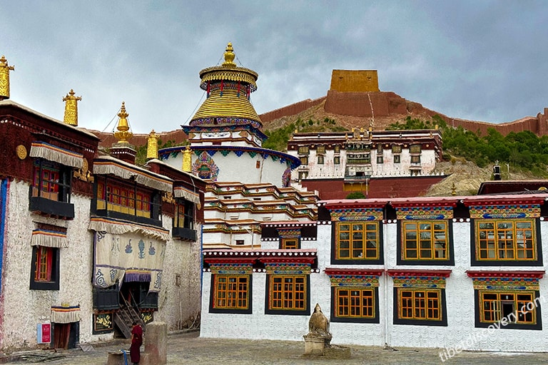 Solemn and Dignified Palcho Monastery with Kumbum Stupa