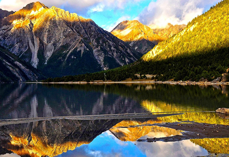 Ranwu Lake in Nyingchi, Tibet