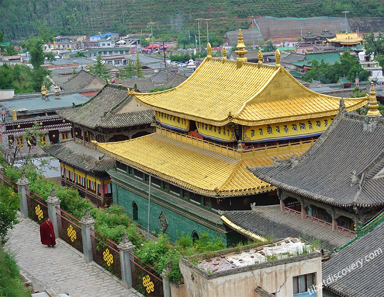 A fusion of Han and Tibetan architectural styles at Taer Monastery