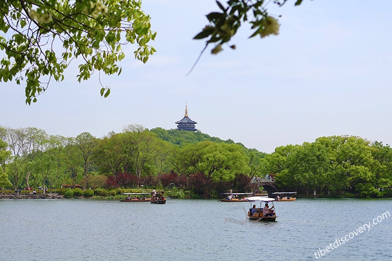 Admire the beauty of West Lake