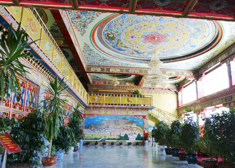 spacious Lobby in Shigatse Hotel