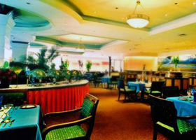 Bar and dining area in Jianzang Hotel