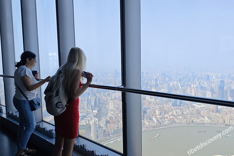 Admire the panoramic view of shanghai from Shanghai Tower