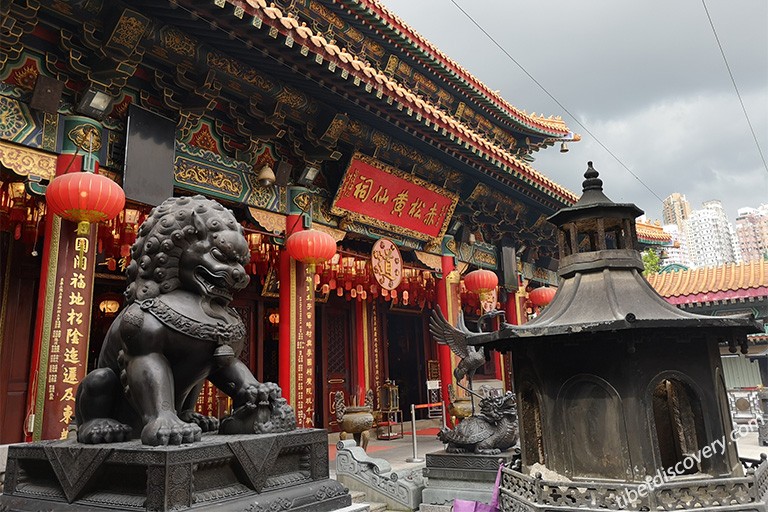 Enjoy the sincere atmosphere of praying at Sik Sik Yuen Wong Tai Sin Temple