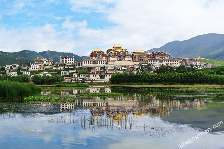 Panorama View of Songzanlin Monastery with Lamuyangcuo Lake 