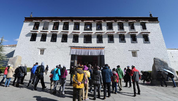 Potala Palace to extend opening hours to meet tourists' demand Potala Palace to extend opening hours to meet tourists' demand
