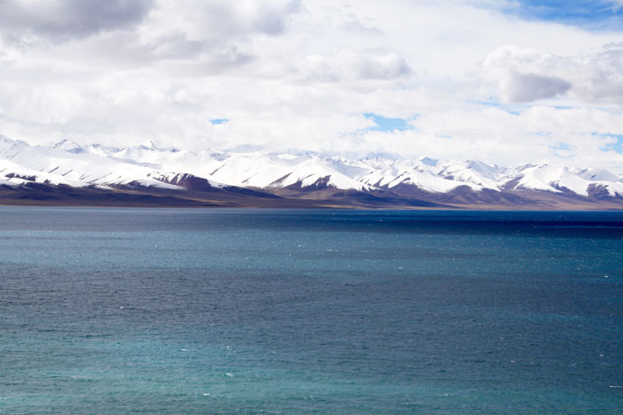 Countinous peaks and amazing lake, shot by Wim